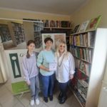 czytelniczki pozują do zdjęcia z autorką
