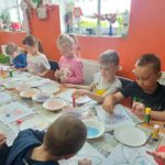 dzieci tworzą prace plastyczne