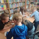 dzieci wykonują prace plastyczne przy stol
