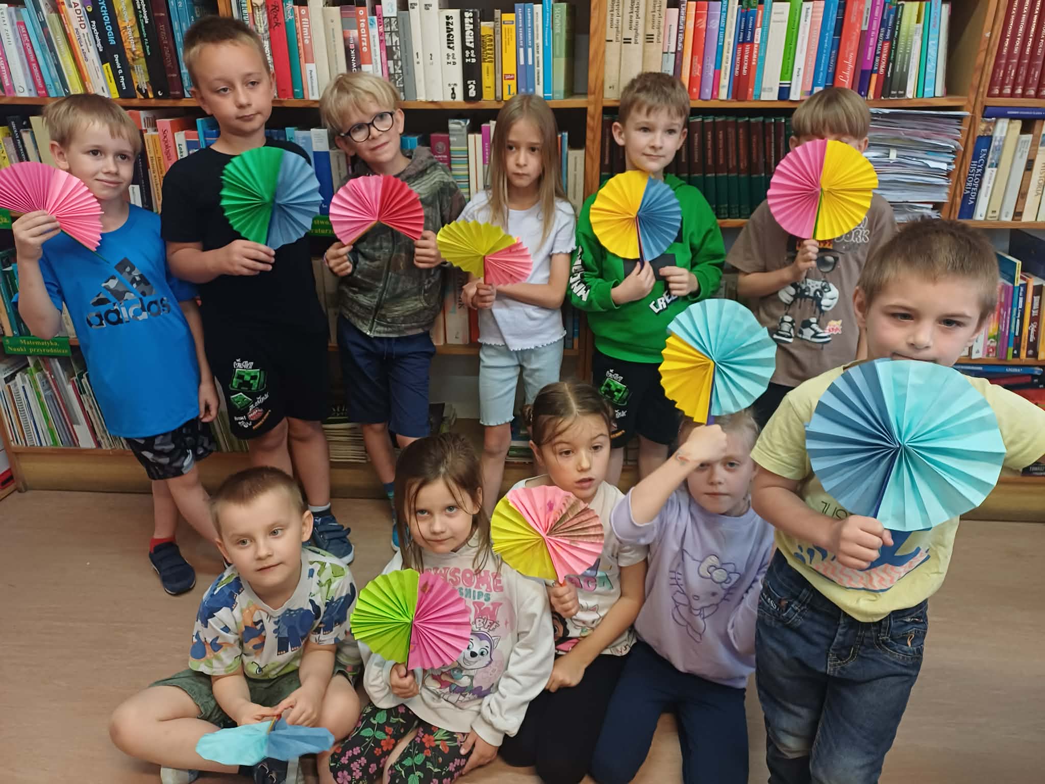 dzieci prezentują gotowe kolorowe wachlarze z papieru