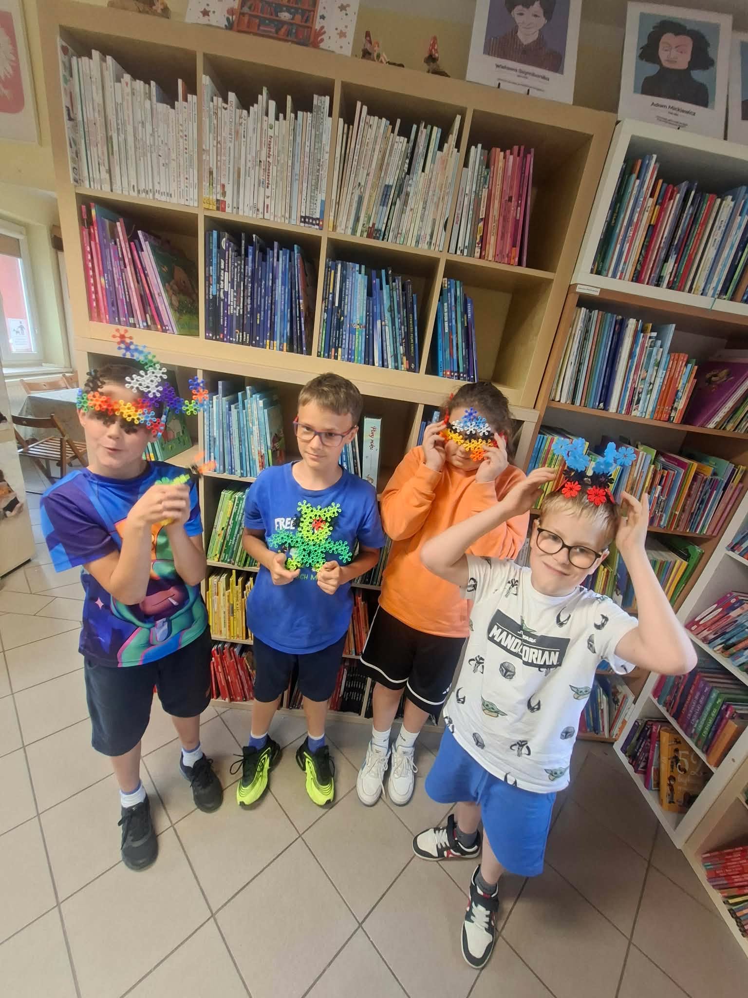 dzieci prezentują swoje kolorowe konstrukcje