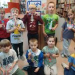 dzieci prezentują gotowe prace plastyczne