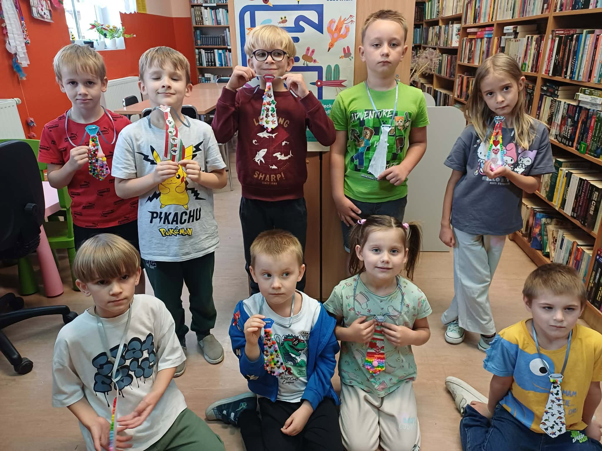 dzieci prezentują gotowe prace plastyczne