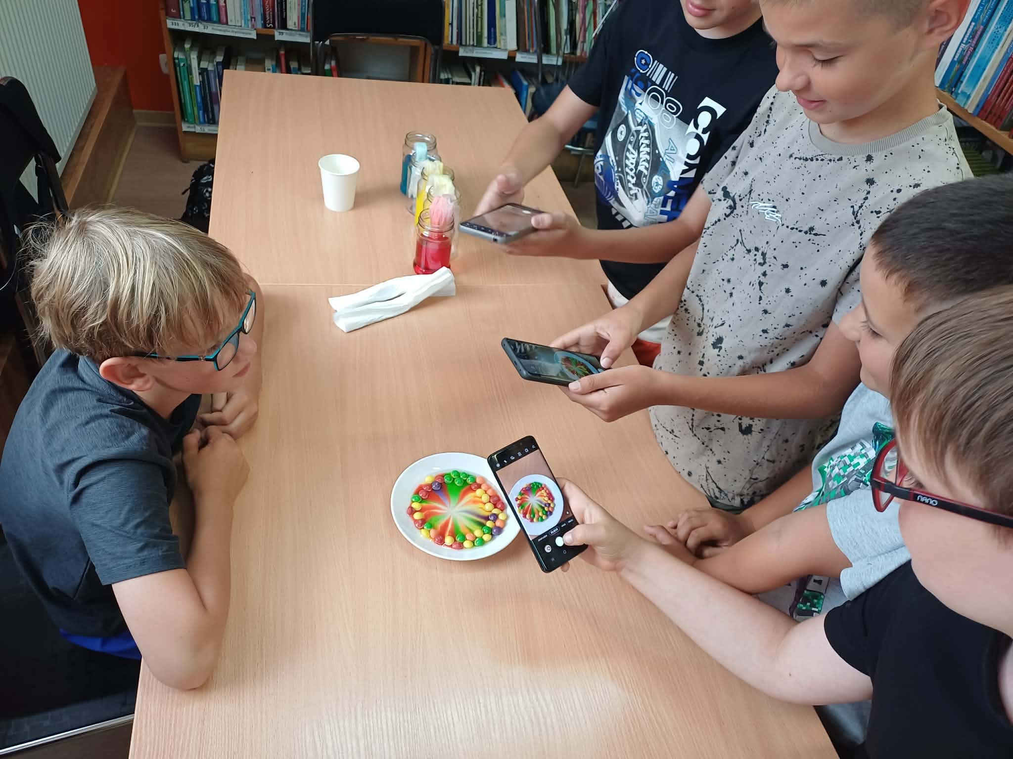 cukierki scitelsy rozpuszczają kolor na talerzyku