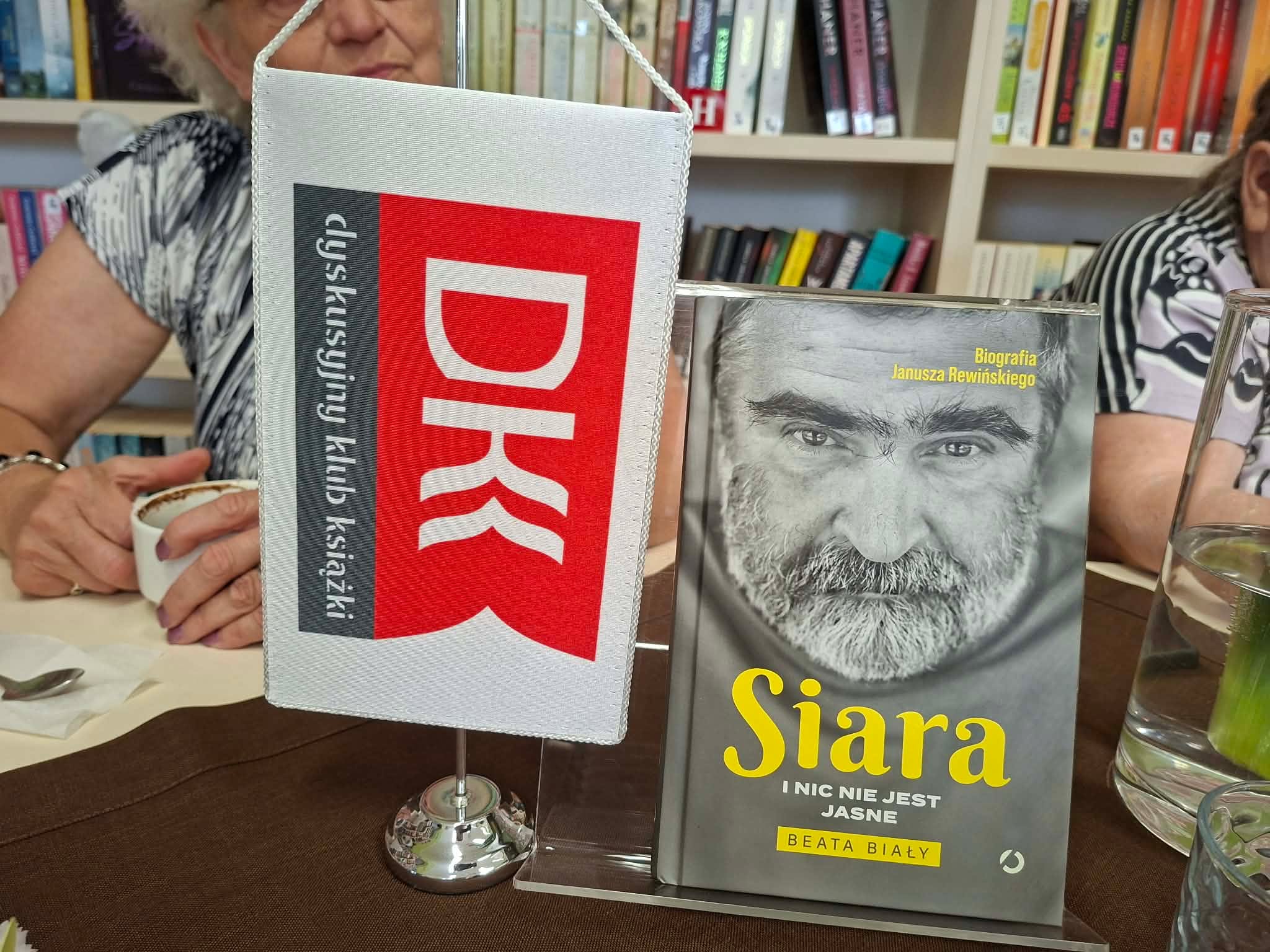 na stole leży logo DKK I książka Siara i nic nie jest proste