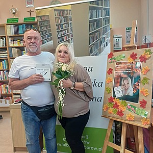 autorka pozuje do zdjęć z mężczyzną
