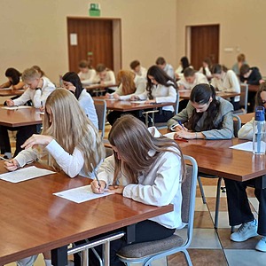 uczniowie siedzą w ławkach i piszą dyktando