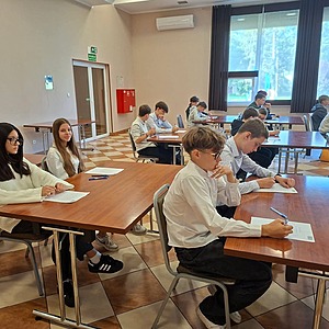 uczniowie siedzą w ławkach i piszą dyktando
