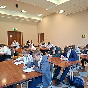 uczniowie siedzą w ławkach i piszą dyktando