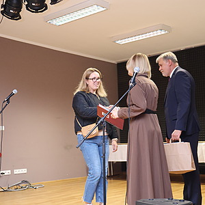 mężczyzna i kobieta wręczają nagrodę kobiecie